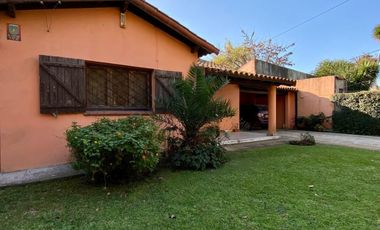 Chalet 3 AMBIENTES ubicado a  350 metros de la Avenida Tomás Espora.