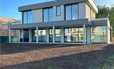 EXCELENTE CASA A ESTRENAR EN PILAR BARRIO LA CALESA!!