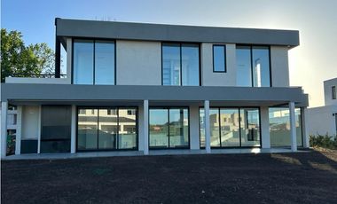 EXCELENTE CASA A ESTRENAR EN PILAR BARRIO LA CALESA!!