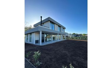 EXCELENTE CASA A ESTRENAR EN PILAR BARRIO LA CALESA!!