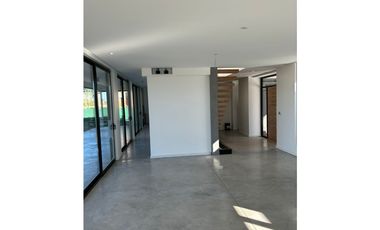 EXCELENTE CASA A ESTRENAR EN PILAR BARRIO LA CALESA!!