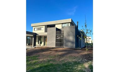 EXCELENTE CASA A ESTRENAR EN PILAR BARRIO LA CALESA!!