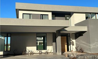 EXCELENTE CASA A ESTRENAR EN PILAR BARRIO LA CALESA!!