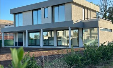 EXCELENTE CASA A ESTRENAR EN PILAR BARRIO LA CALESA!!