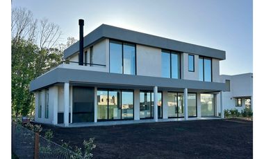 EXCELENTE CASA A ESTRENAR EN PILAR BARRIO LA CALESA!!