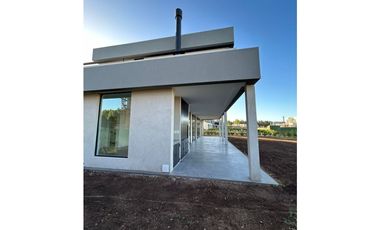 EXCELENTE CASA A ESTRENAR EN PILAR BARRIO LA CALESA!!