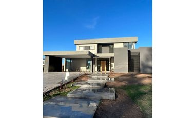 EXCELENTE CASA A ESTRENAR EN PILAR BARRIO LA CALESA!!