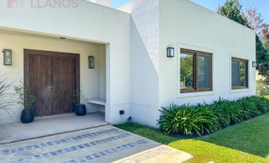 Casa en venta con 3 dormitorios en Los Robles, Carlos Keen