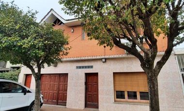 VENTA DE CASA 7 AMBIENTES EN REMEDIOS DE ESCALADA