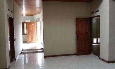 Rumah 2 Lantai Terawat Apik Siap Huni di Taman Mutiara Cibabat Cimahi