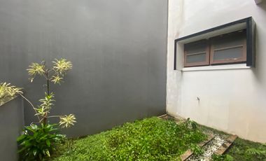 Rumah Strategis15 Menit ke Mall Summarecon Bekasi Hadap Utara J-37973