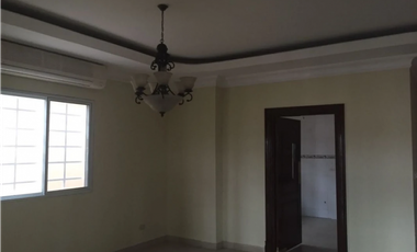 Se vende hermosa casa en Altos del Bosque $450,000 AM