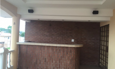 Se vende hermosa casa en Altos del Bosque $450,000 AM