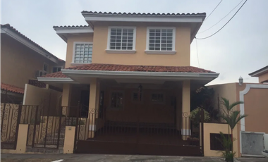 Se vende hermosa casa en Altos del Bosque $450,000 AM