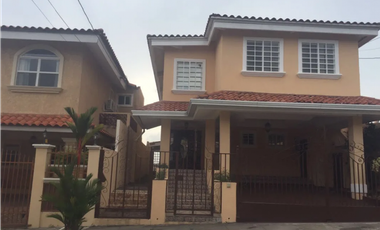 Se vende hermosa casa en Altos del Bosque $450,000 AM
