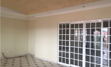 Se vende hermosa casa en Altos del Bosque $450,000 AM