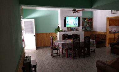 Ideal Inversor o Varias familias: Casa + 3 Departamentos + Local Comercial + Garaje. Ubicado en González Catan.