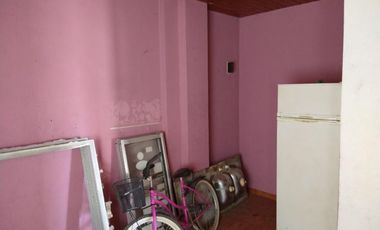 Ideal Inversor o Varias familias: Casa + 3 Departamentos + Local Comercial + Garaje. Ubicado en González Catan.