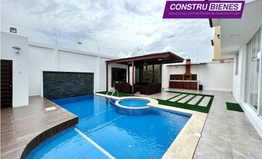 Casa con piscina, amoblada en Urbanización 2000, Sur de Manta