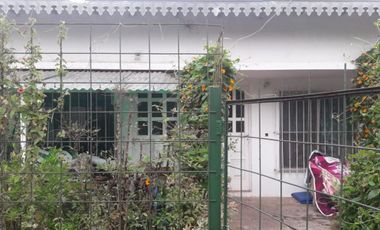 EXCELENTE PROPIEDAD MULTIFAMILIAR, CON ENTRADA DE AUTO Y FONDO LIBRE