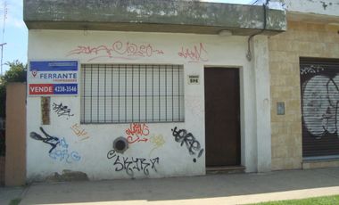 GLEW: CASA CON GARAGE Y DEPTO+DOS LOCALES A 6 CUADRAS DE LA EST. DE GLEW 
** APTA CREDITO **