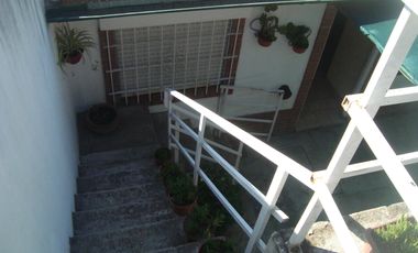 GLEW: CASA CON GARAGE Y DEPTO+DOS LOCALES A 6 CUADRAS DE LA EST. DE GLEW 
** APTA CREDITO **