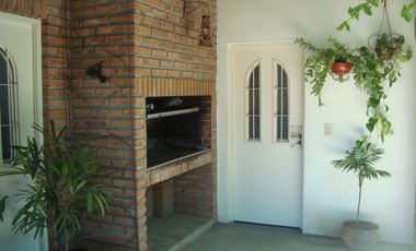 GLEW: CASA CON GARAGE Y DEPTO+DOS LOCALES A 6 CUADRAS DE LA EST. DE GLEW 
** APTA CREDITO **