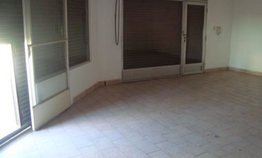 GLEW: CASA CON GARAGE Y DEPTO+DOS LOCALES A 6 CUADRAS DE LA EST. DE GLEW 
** APTA CREDITO **