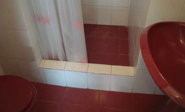 GLEW: CASA CON GARAGE Y DEPTO+DOS LOCALES A 6 CUADRAS DE LA EST. DE GLEW 
** APTA CREDITO **