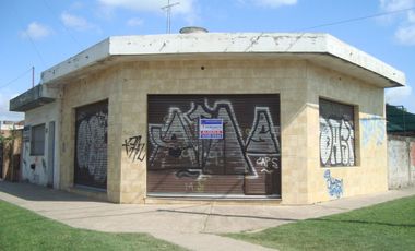 GLEW: CASA CON GARAGE Y DEPTO+DOS LOCALES A 6 CUADRAS DE LA EST. DE GLEW 
** APTA CREDITO **