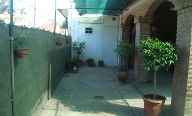 GLEW: CASA CON GARAGE Y DEPTO+DOS LOCALES A 6 CUADRAS DE LA EST. DE GLEW 
** APTA CREDITO **