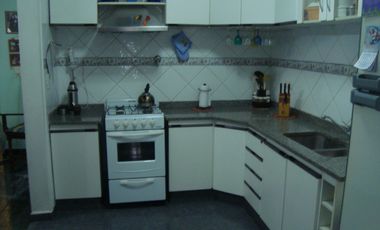 GLEW: CASA CON GARAGE Y DEPTO+DOS LOCALES A 6 CUADRAS DE LA EST. DE GLEW 
** APTA CREDITO **