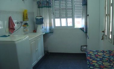 GLEW: CASA CON GARAGE Y DEPTO+DOS LOCALES A 6 CUADRAS DE LA EST. DE GLEW 
** APTA CREDITO **