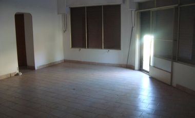 GLEW: CASA CON GARAGE Y DEPTO+DOS LOCALES A 6 CUADRAS DE LA EST. DE GLEW 
** APTA CREDITO **
