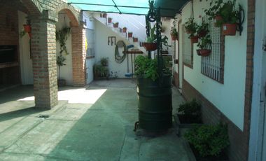 GLEW: CASA CON GARAGE Y DEPTO+DOS LOCALES A 6 CUADRAS DE LA EST. DE GLEW 
** APTA CREDITO **