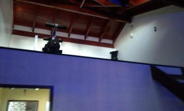 EXCELENTE PROPIEDAD DE CUATRO AMBIENTES CON JARDIN Y APTIO CON AMPLIO PARQUE A MEDIA CUADRA DE LA PLAZA PRINCIPAL DE LA LOCALIDAD DE GARIN