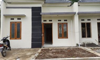 RUMAH CANTIK LOKASI STRATEGIS TEPI JALAN RAYA SECANG