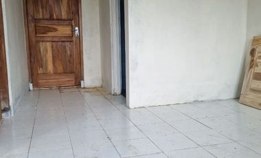 RUMAH CANTIK LOKASI STRATEGIS TEPI JALAN RAYA SECANG