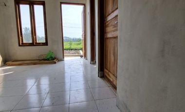 RUMAH CANTIK LOKASI STRATEGIS TEPI JALAN RAYA SECANG