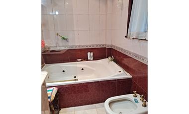 Hermoso Chalet en 2 plantas con Parque