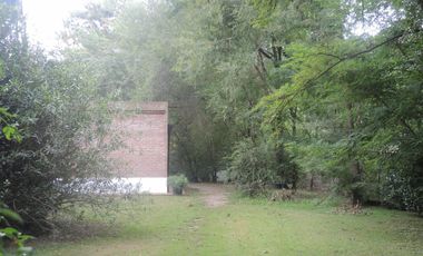 EN VENTA CASA QUINTA EN LA ARAUCARIA- LOBOS. BARRIO ABIERTO, SIN EXPENSAS.
