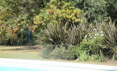 EN VENTA CASA QUINTA EN LA ARAUCARIA- LOBOS. BARRIO ABIERTO, SIN EXPENSAS.