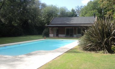EN VENTA CASA QUINTA EN LA ARAUCARIA- LOBOS. BARRIO ABIERTO, SIN EXPENSAS.