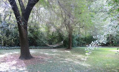 EN VENTA CASA QUINTA EN LA ARAUCARIA- LOBOS. BARRIO ABIERTO, SIN EXPENSAS.
