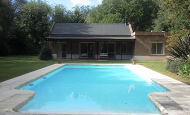 EN VENTA CASA QUINTA EN LA ARAUCARIA- LOBOS. BARRIO ABIERTO, SIN EXPENSAS.