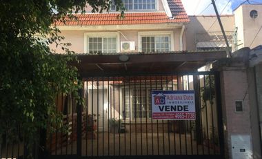 COMODÍSIMO TRÍPLEX .PIZZURNO E/HANDEL Y CTO.BERNARDI,PARQUE QUIRNO.deal para una familia joven, con amplio espacio para disfrutar. Muy buena ubicación