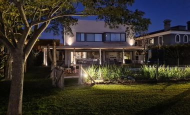 Canchera y Luminosa Casa en Venta en Santa Barbara!