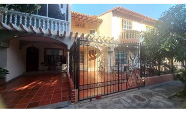 Se vende casa de Conjunto Cerrado en sector central, Santa Marta