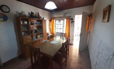 ¡¡OPORTUNIDAD!! 2 Casas a la venta a Reciclar sobre un terreno de 233 m2 Zona Céntrica - Cañuelas