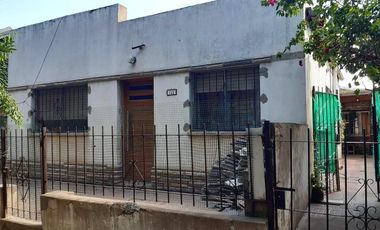 ¡¡OPORTUNIDAD!! 2 Casas a la venta a Reciclar sobre un terreno de 233 m2 Zona Céntrica - Cañuelas